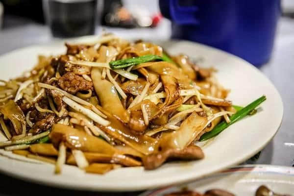 宵夜冇干炒牛河，點(diǎn)對(duì)得住辛苦嘅今日！