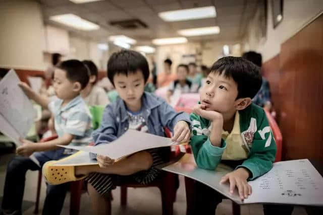 為了讓下一代繼續(xù)講粵語，他們用兩年時間出版了第一本用粵語朗誦的詩集