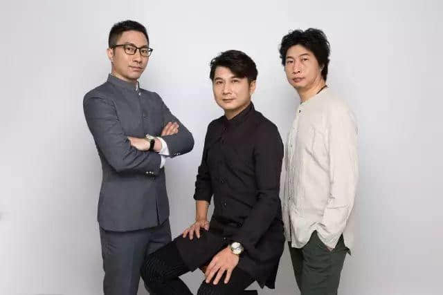 為了讓下一代繼續(xù)講粵語，他們用兩年時間出版了第一本用粵語朗誦的詩集