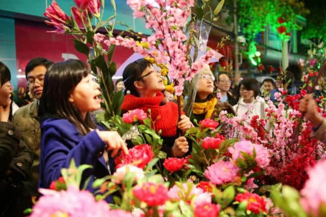 點解廣州人過年唔鐘意睇春晚？因為我哋鐘意行花街咯！