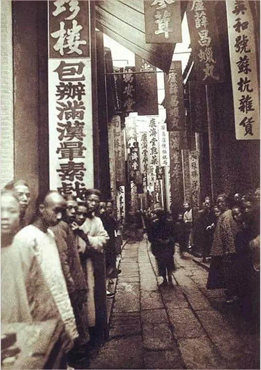 有人將廣州所有百年老字號茶樓嘅舊相收集起身，用投影儀循環(huán)播放，細(xì)說廣州飲茶文化