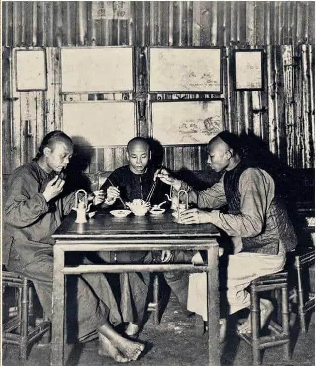 有人將廣州所有百年老字號茶樓嘅舊相收集起身，用投影儀循環(huán)播放，細(xì)說廣州飲茶文化