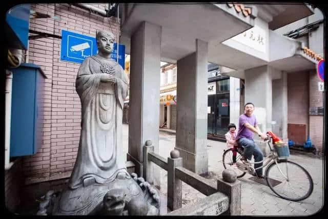 狀元張鎮(zhèn)孫雕像，同街道入邊啲店鋪有啲唔搭