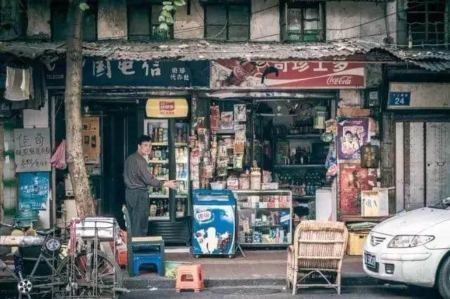 飲落似風(fēng)油，聞落似皮炎平，但佢系廣東人童年最愛嘅飲料。