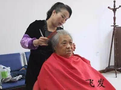 “插座”嘅粵語系咩？“燈泡”嘅粵語又系咩？再唔講真系冇人識嘎啦！