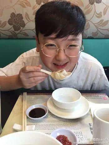 三歲出道，五歲同影帝演戲，八歲見過你所有男神，呢個(gè)就系佢哋嘅童年！
