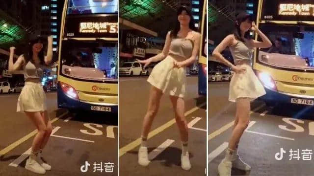 香港一短裙長腿少女，衝出馬路拍抖音呃like！阻住巴士遭網(wǎng)友圍插…