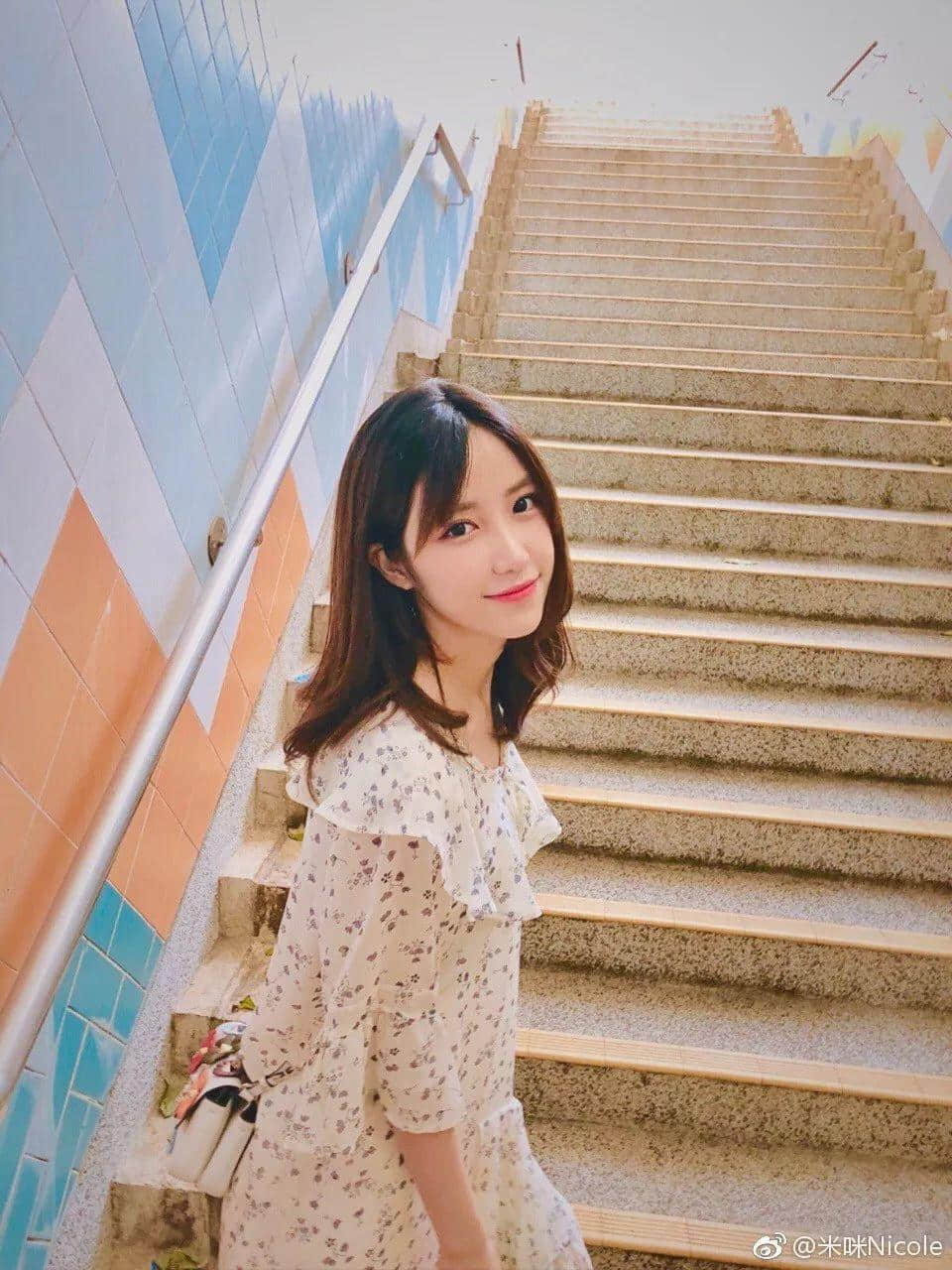 香港一短裙長腿少女，衝出馬路拍抖音呃like！阻住巴士遭網(wǎng)友圍插…