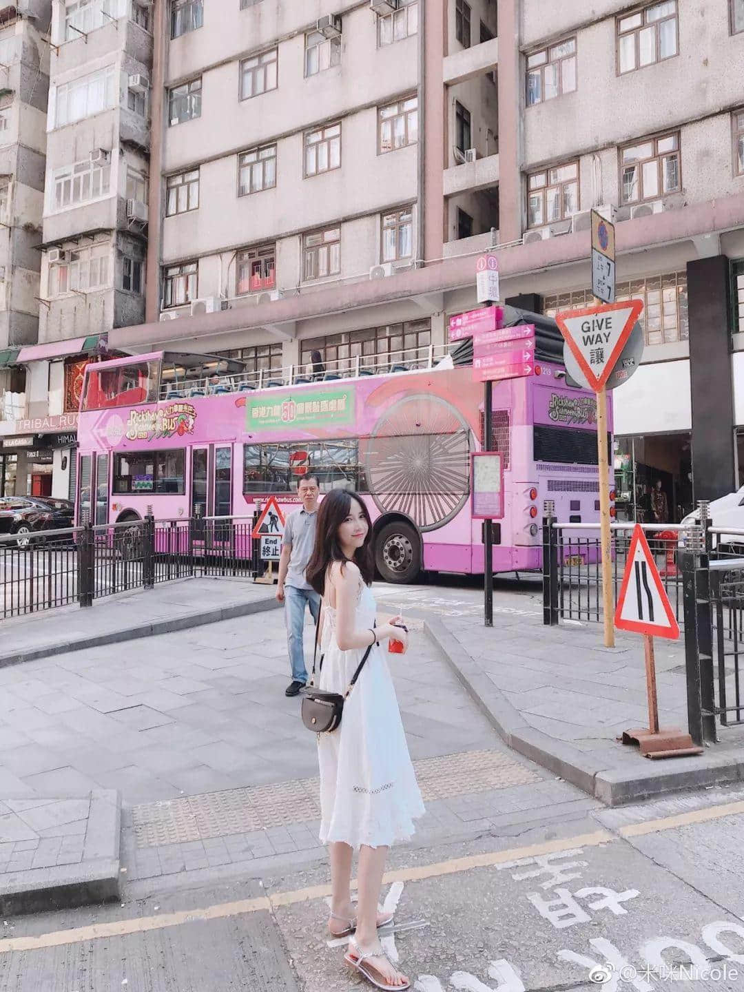 香港一短裙長腿少女，衝出馬路拍抖音呃like！阻住巴士遭網(wǎng)友圍插…