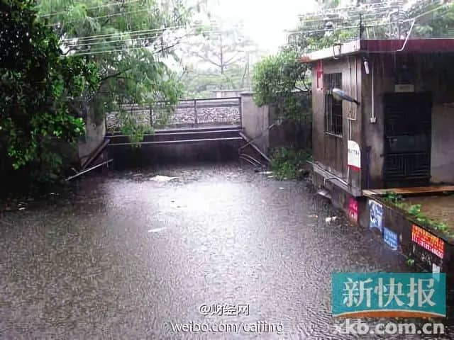 2014年8月，雨水將棠樂路京廣鐵路的涵洞給淹沒，同時淹沒的，還有劉姓一家七口。計劃與親人相聚的劉姓一家，駕車行至這里的時候，車子沖入暴雨后的一汪積水，就此消逝在高樓林立、被視為中國一線城市的廣州??/ 圖自新快報