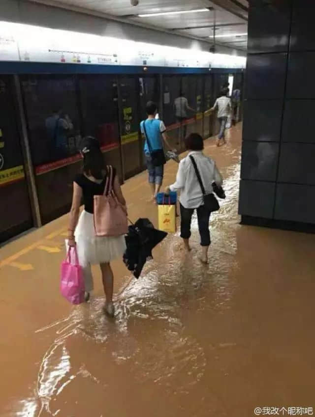 2016年5月，長湴地鐵站。一場尋常的大雨，卻讓長湴站成為了“游樂園”??/ 圖自網絡