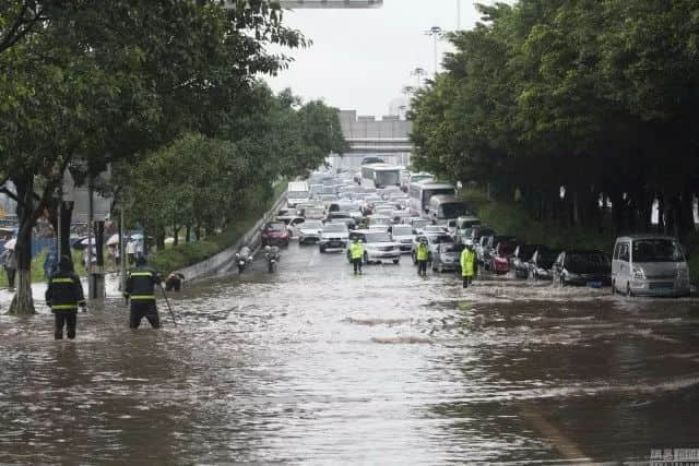 2016年5月10日，廣州遭遇大雨，多處被淹。曾經的“2015年，24小時暴雨不成災”，到2016年依然沒有實現(xiàn)?/ 圖自網易新聞