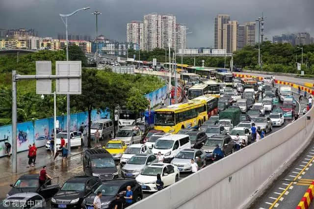 6月8日上午，金沙洲大橋底下水浸嚴重，導致金沙洲大橋段嚴重堵車，不少停在車庫的車慘遭泡水。截止到6月11日中午，廣東省共接車險報案3.6萬件??/?圖自網絡