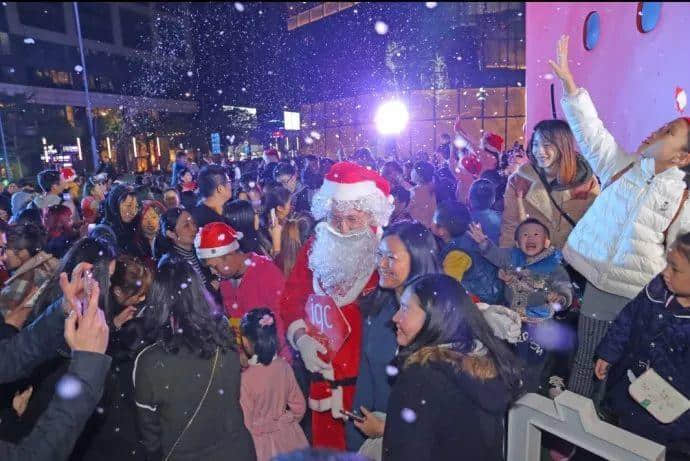 今年圣誕，我哋一于留喺廣州睇“雪”！