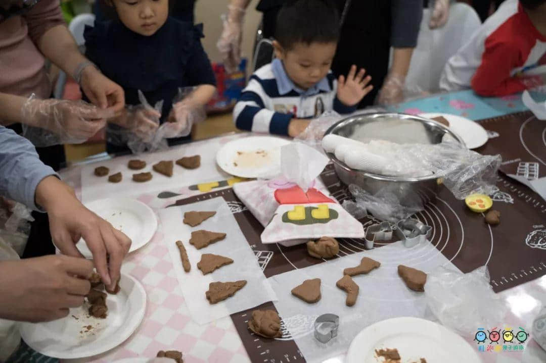 吐泡泡天河店周年慶典“圣誕歡樂頌 親子水上趴”引爆廣州親子游泳圈