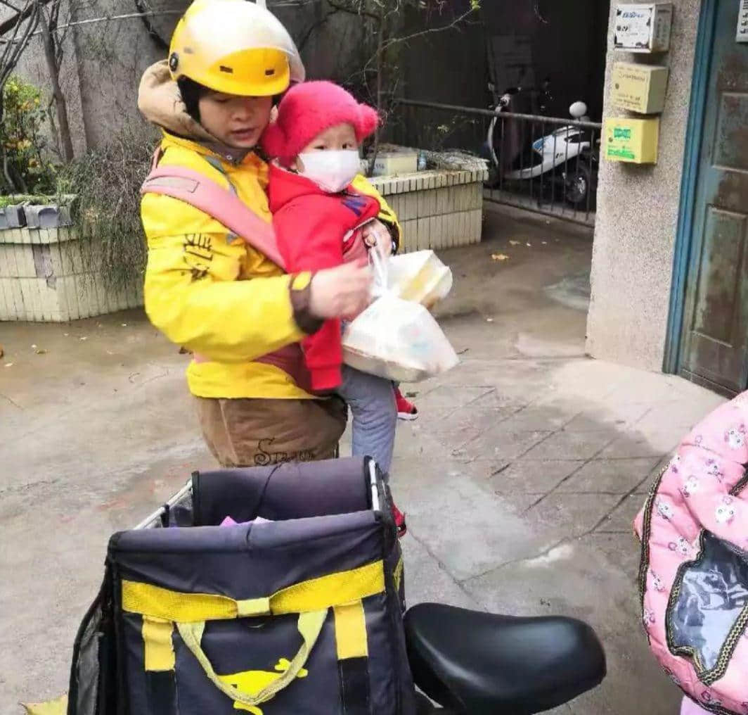 凌晨2點才關(guān)門的幼兒園讓人心酸：抱起磚就沒法抱你，放下磚就沒法養(yǎng)你 | 夜讀