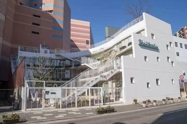 凌晨2點才關(guān)門的幼兒園讓人心酸：抱起磚就沒法抱你，放下磚就沒法養(yǎng)你 | 夜讀