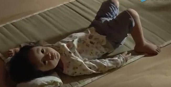凌晨2點才關(guān)門的幼兒園讓人心酸：抱起磚就沒法抱你，放下磚就沒法養(yǎng)你 | 夜讀
