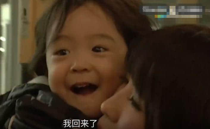 凌晨2點才關(guān)門的幼兒園讓人心酸：抱起磚就沒法抱你，放下磚就沒法養(yǎng)你 | 夜讀