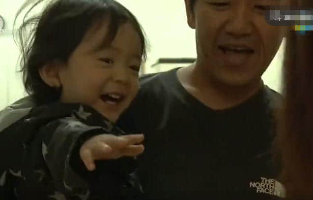 凌晨2點才關(guān)門的幼兒園讓人心酸：抱起磚就沒法抱你，放下磚就沒法養(yǎng)你 | 夜讀