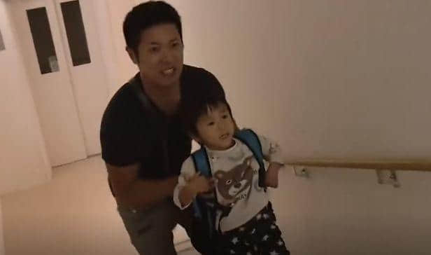 凌晨2點才關(guān)門的幼兒園讓人心酸：抱起磚就沒法抱你，放下磚就沒法養(yǎng)你 | 夜讀