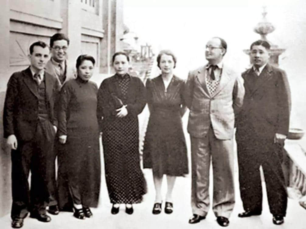 1938年，宋慶齡和保衛(wèi)中國(guó)同盟中央委員會(huì)委員在香港