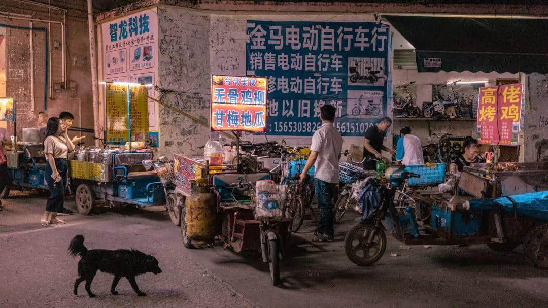 你在天河的市中心紙醉金迷，我在北亭的宵夜攤爛醉如泥