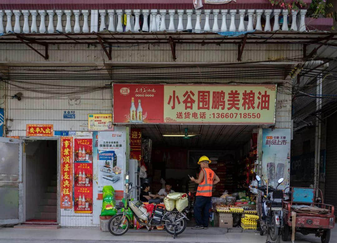 你在天河的市中心紙醉金迷，我在北亭的宵夜攤爛醉如泥