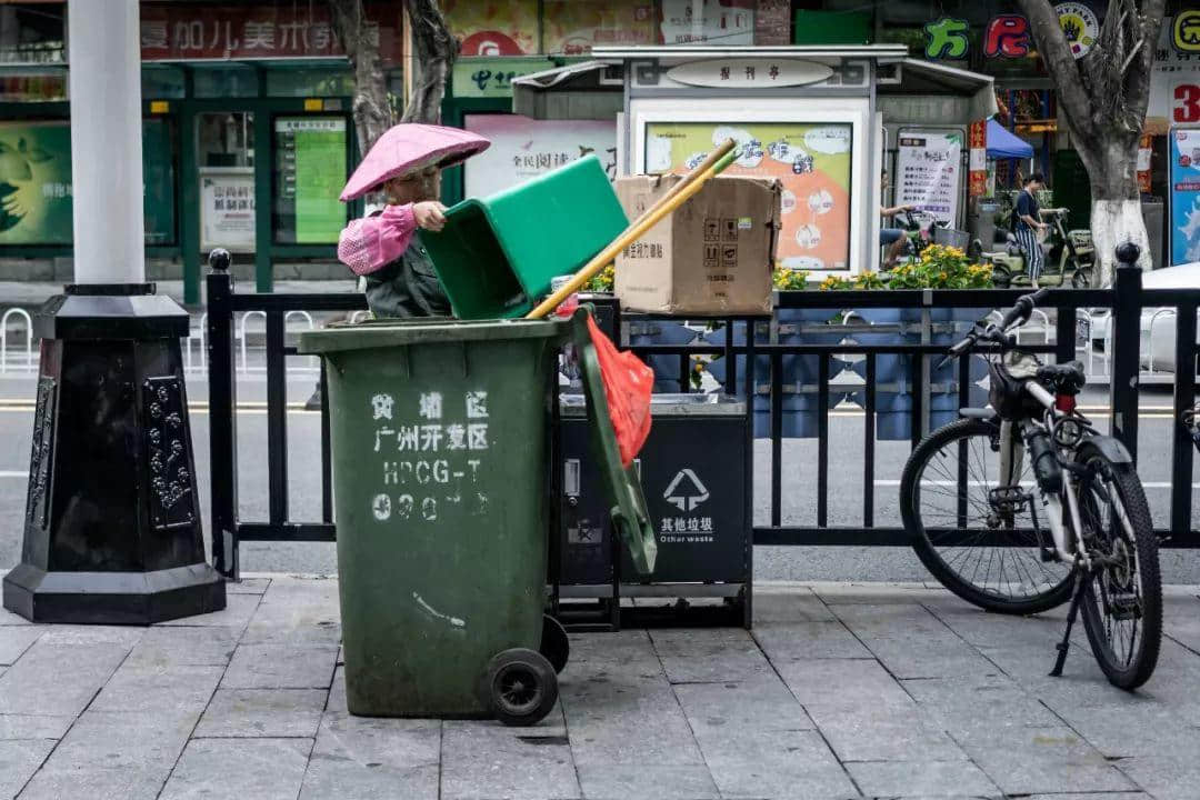 我們走上街頭，體驗了一下廣州的垃圾分類