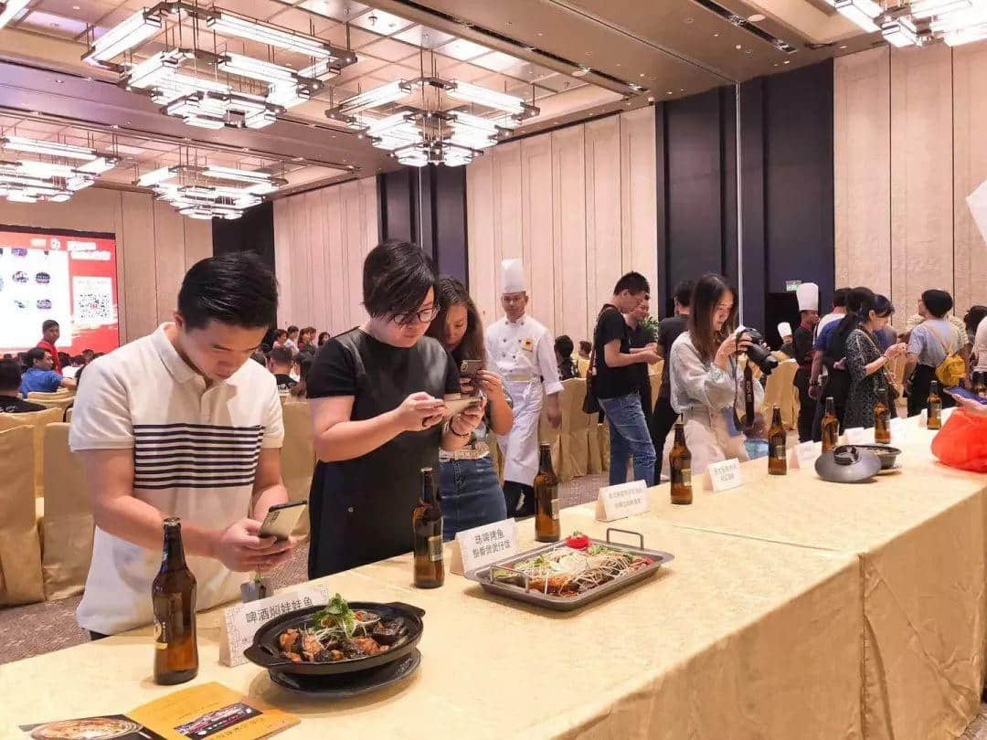 美食當(dāng)前，手機(jī)先吃！