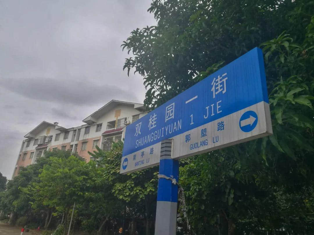 大學(xué)城拆遷15年：有人奔馳寶馬，有人掃地營生