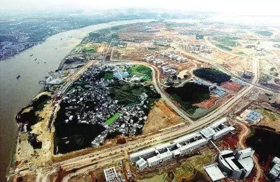 大學(xué)城拆遷15年：有人奔馳寶馬，有人掃地營生