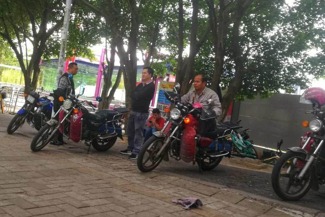 大學(xué)城拆遷15年：有人奔馳寶馬，有人掃地營生