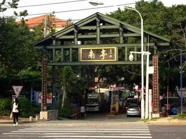 大學(xué)城拆遷15年：有人奔馳寶馬，有人掃地營生