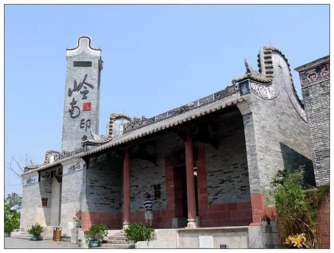 大學(xué)城拆遷15年：有人奔馳寶馬，有人掃地營生