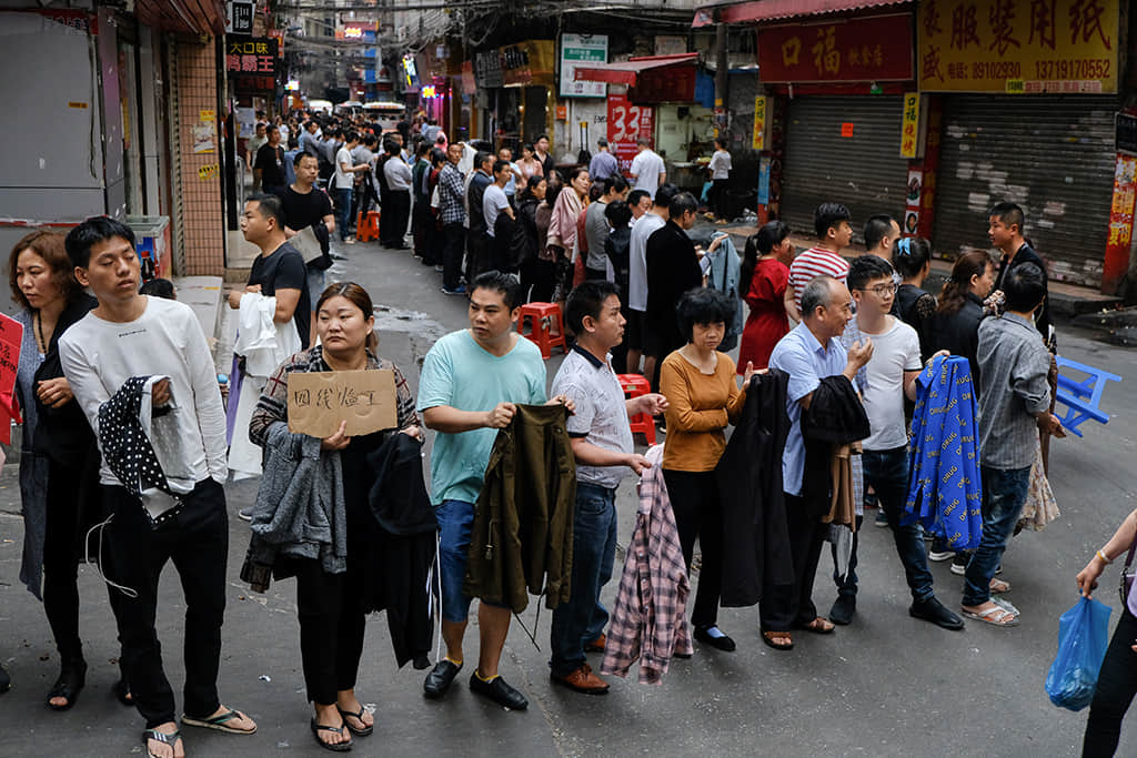 每年春節(jié)過后，康隆大街、鷺江運(yùn)動(dòng)場(chǎng)都擠滿了前來招工的湖北籍制衣廠老板和前來應(yīng)聘的打工者