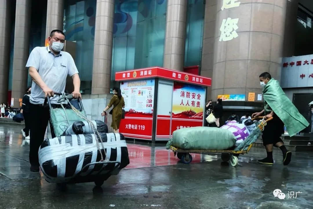 廣州拉貨工:“賣力”維生的時(shí)代邊緣人 廣州拉貨工:“賣力”維生的時(shí)代邊緣人