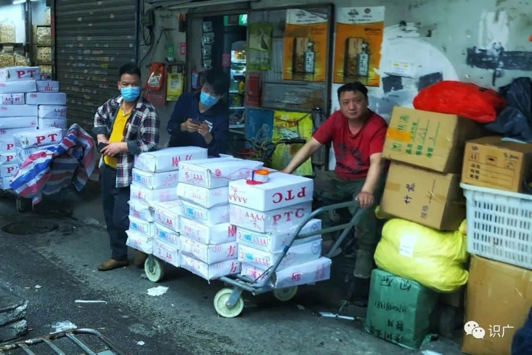 廣州拉貨工:“賣力”維生的時(shí)代邊緣人 廣州拉貨工:“賣力”維生的時(shí)代邊緣人