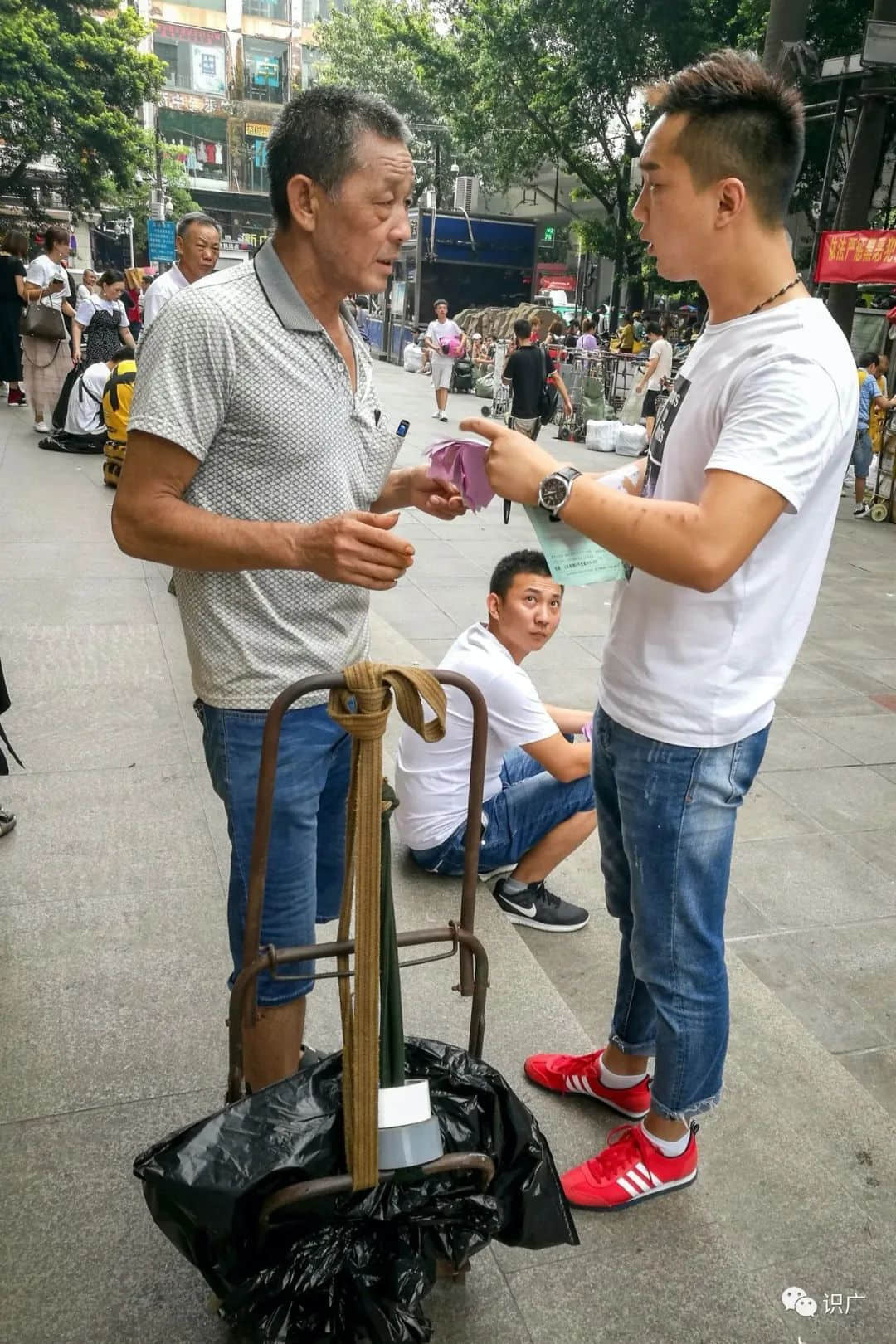 廣州拉貨工:“賣力”維生的時(shí)代邊緣人 廣州拉貨工:“賣力”維生的時(shí)代邊緣人