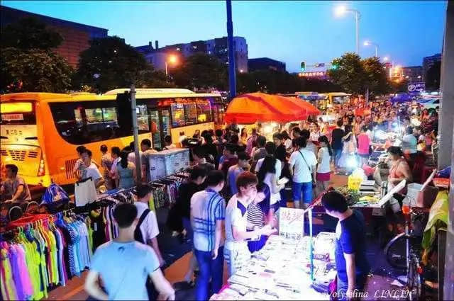 廣州地攤風云|一場城管和走鬼的貓鼠游戲 廣州地攤風云|一場城管和走鬼的貓鼠游戲