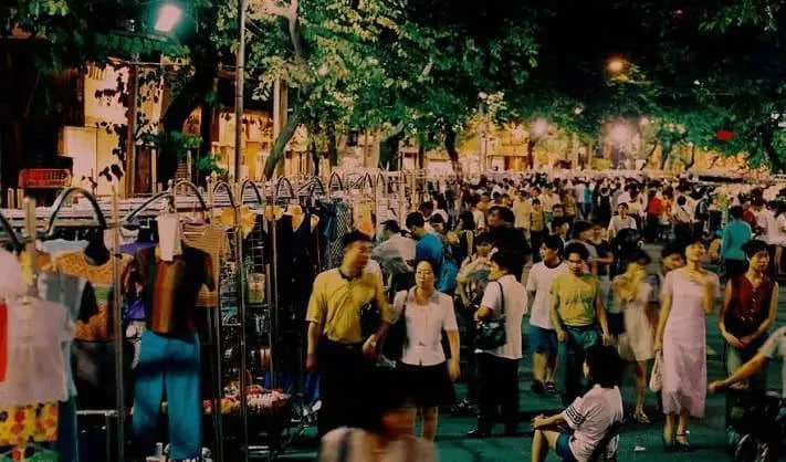 廣州地攤風云|一場城管和走鬼的貓鼠游戲 廣州地攤風云|一場城管和走鬼的貓鼠游戲