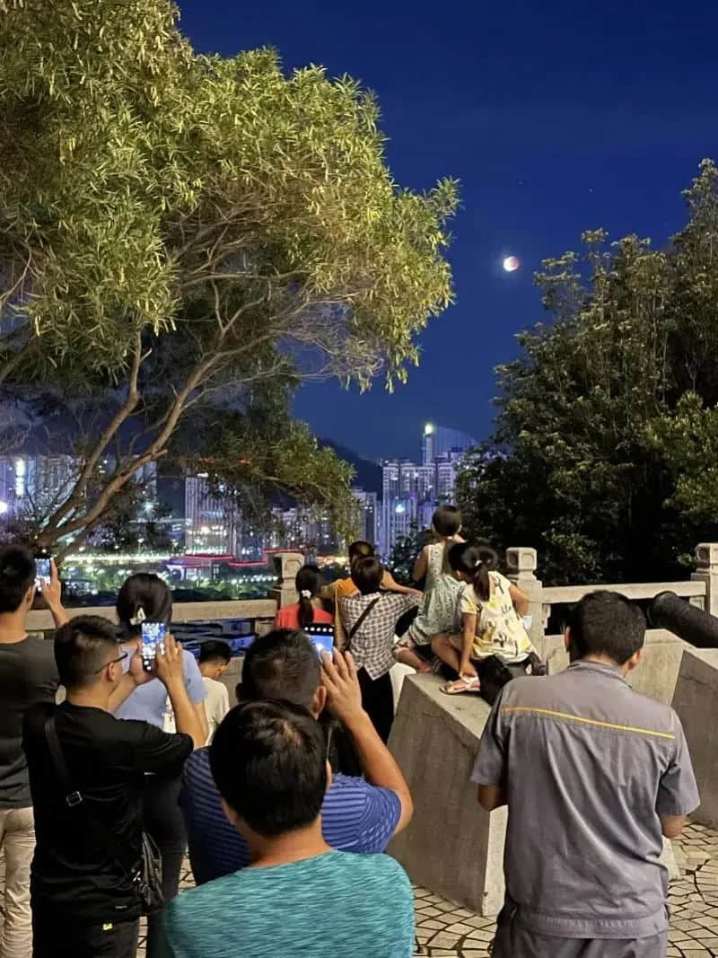 昨夜奇跡，上下九重現(xiàn)人山人海光輝歲月??？