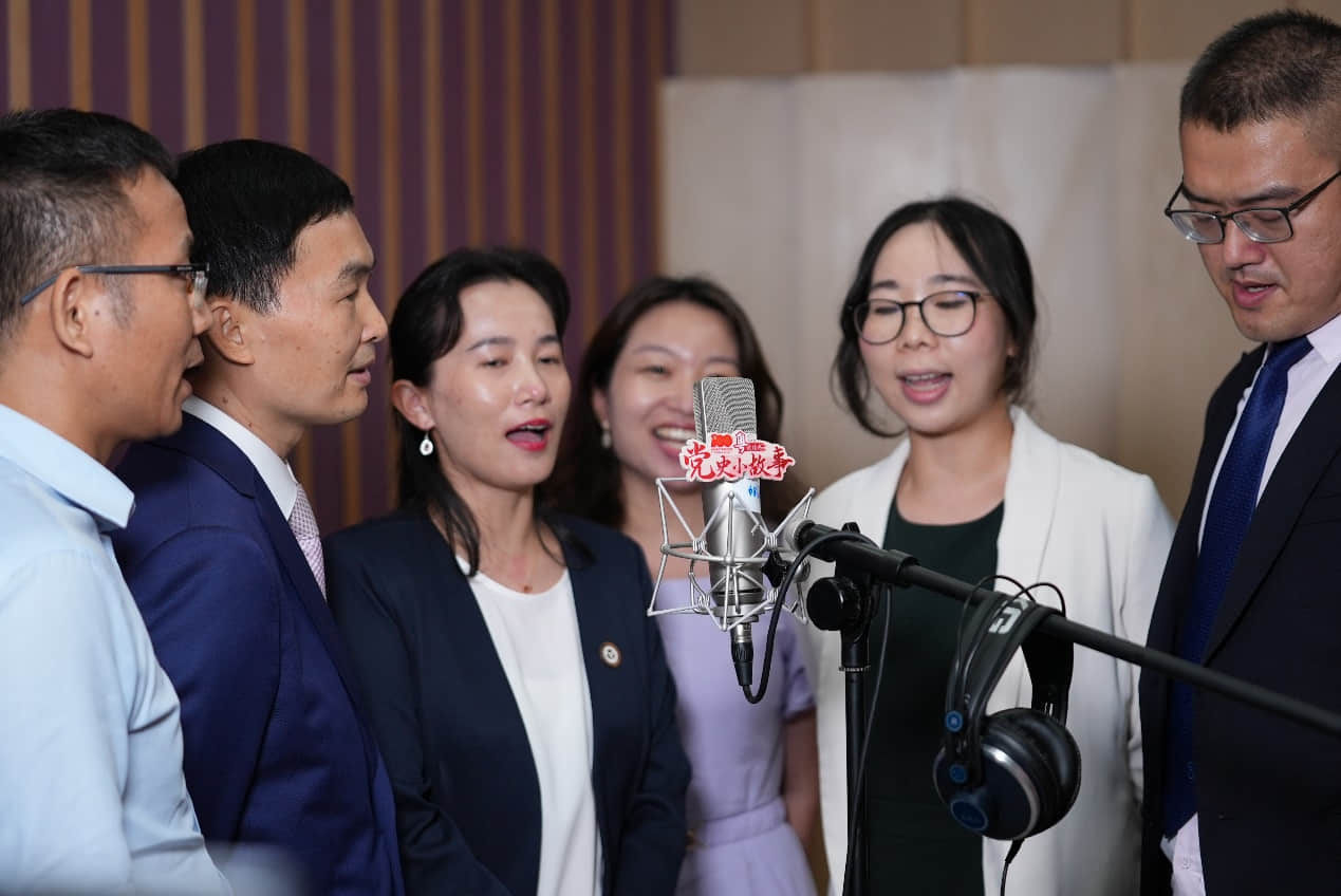 盈科律師事務(wù)所的律師團體參與錄制