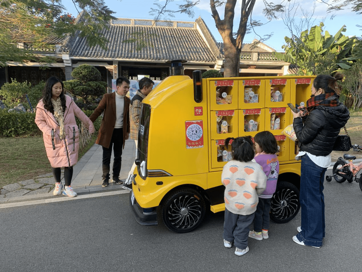 不少游客被無人車吸引并駐足觀看