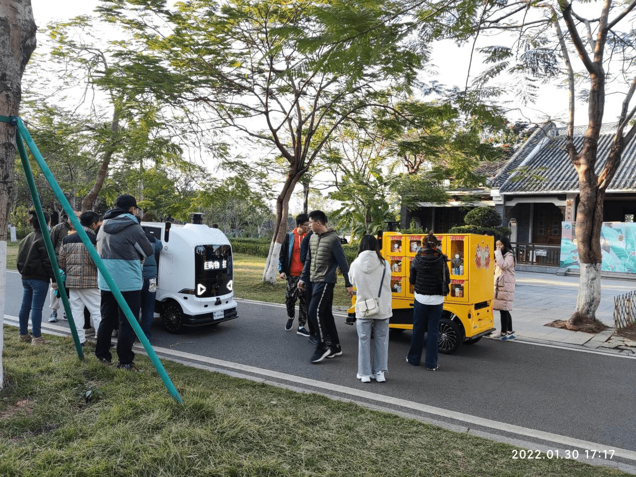 海珠公園內(nèi)已經(jīng)投放多輛行深智能無人零售車