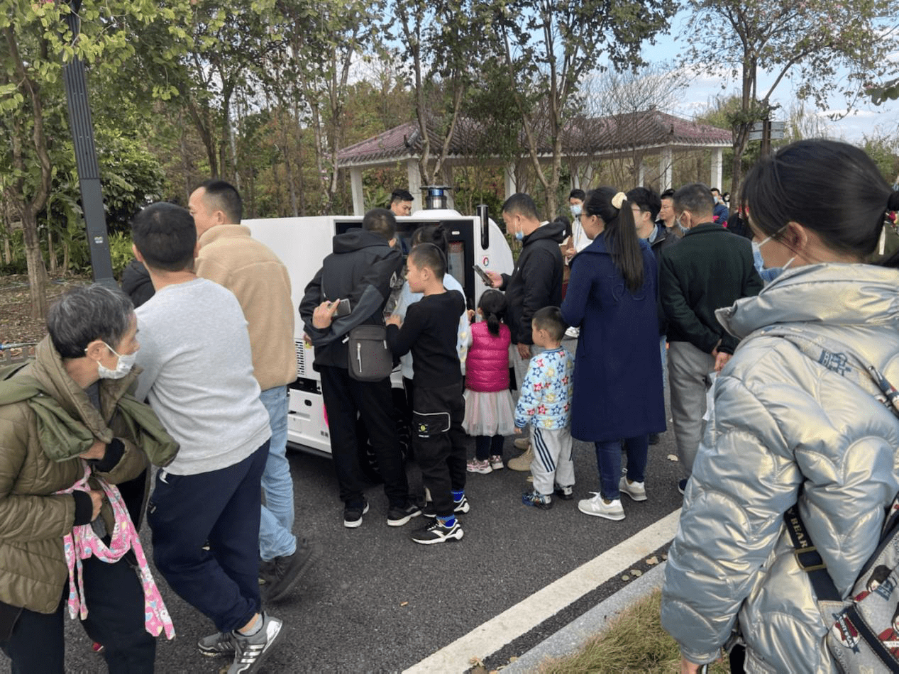 無人車巡游售賣,游園者強(qiáng)勢圍觀