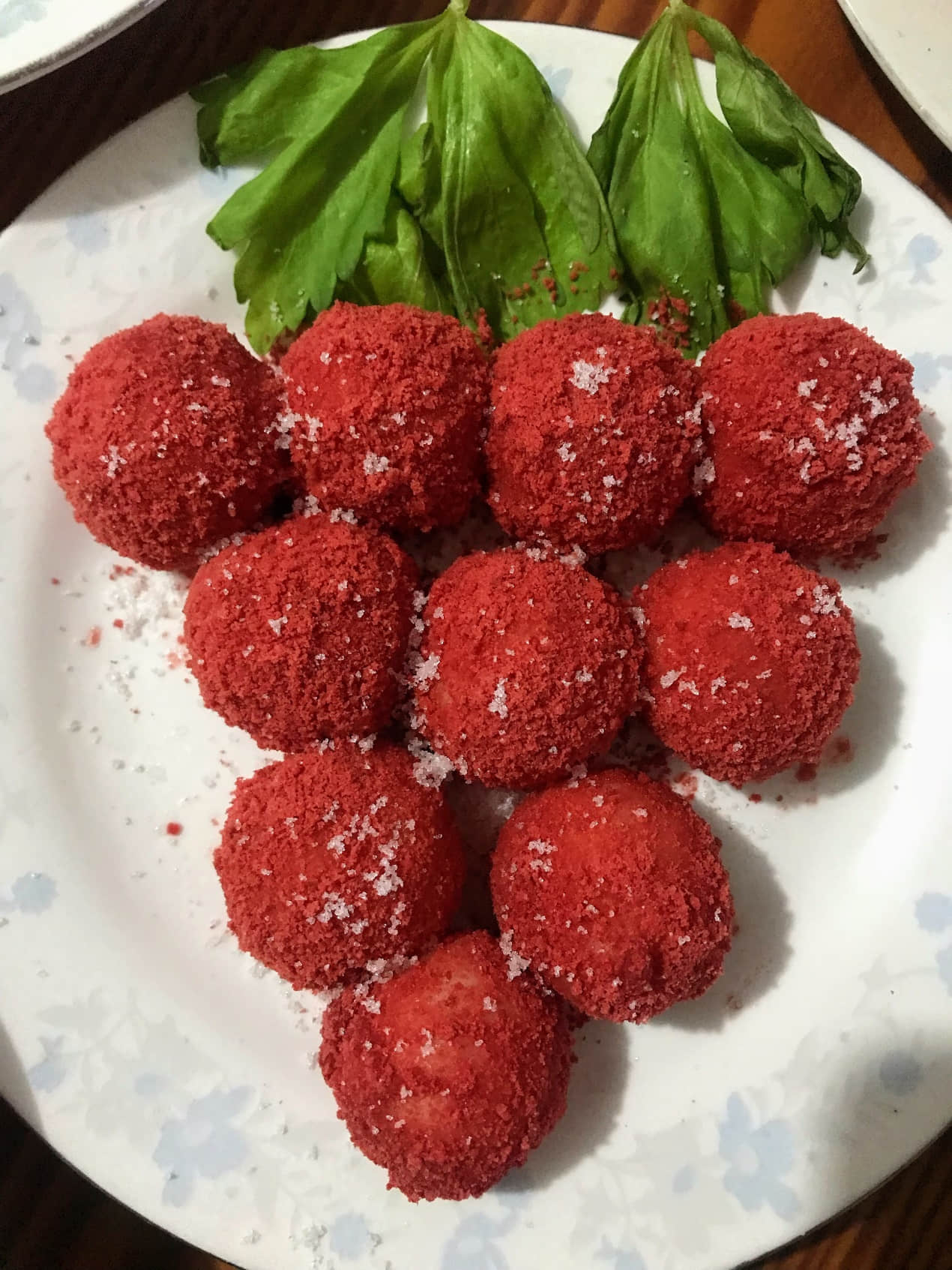 ▲微山湖中的南陽島上，消費者通過美團優(yōu)選買到“紅絲絨草莓”元宵 （圖源：美團優(yōu)選用戶評論截圖）