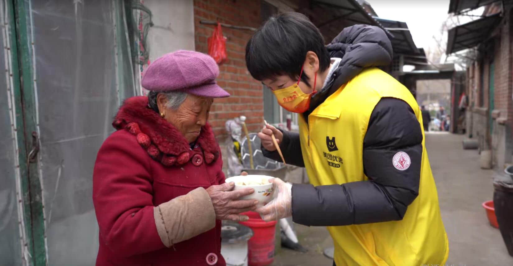 ▲美團優(yōu)選店長孫維丹，給74歲的馬奶奶煮了一碗叫“思念”的水餃 （攝影：胡慧）