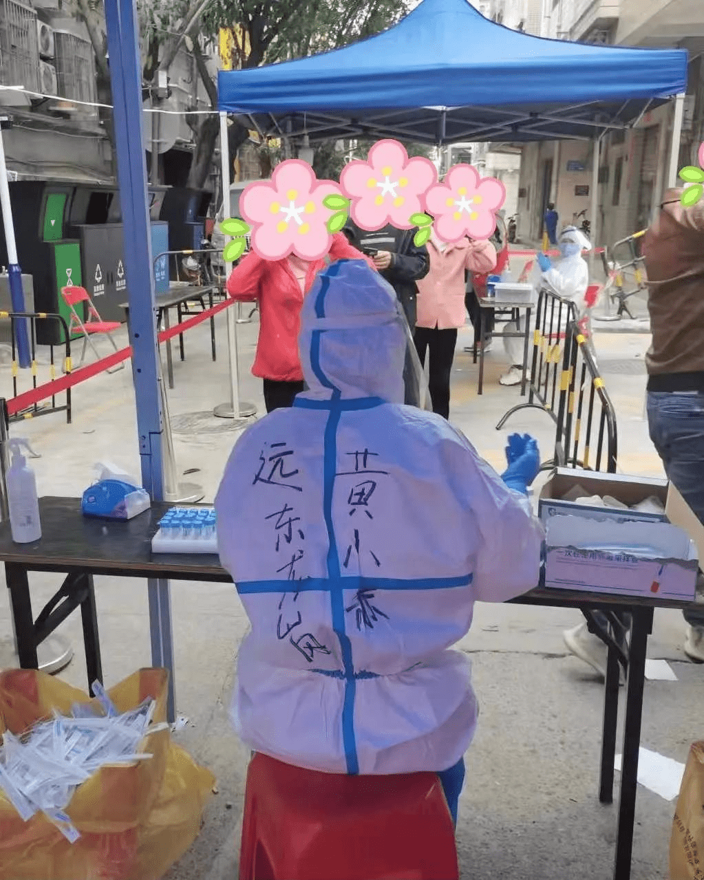 〖深圳遠(yuǎn)東龍崗婦產(chǎn)醫(yī)院檢驗科護(hù)士長黃小赫在給居民采樣〗