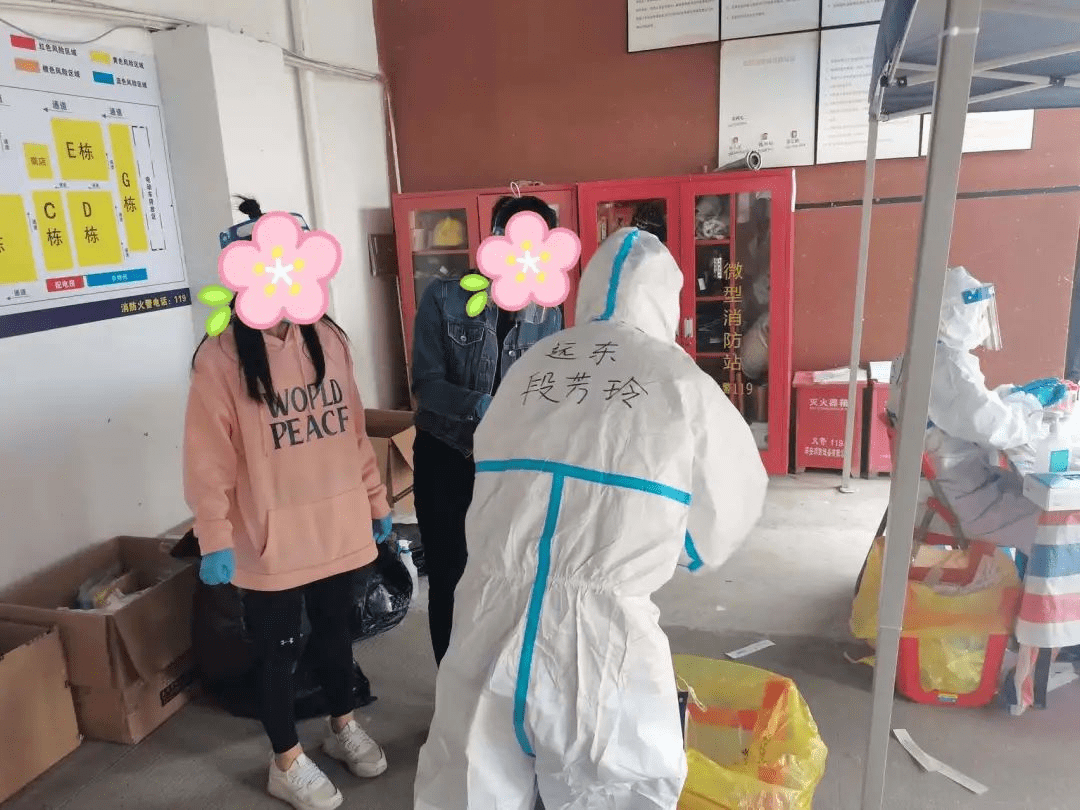 〖深圳遠(yuǎn)東龍崗婦產(chǎn)醫(yī)院護(hù)士段芳玲在采樣現(xiàn)場〗